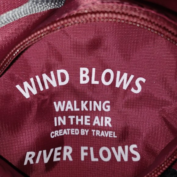 WIND BLOWS RIVER FLOWS TRAVEL BAG - Picture 5 of 5